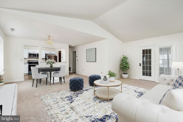 2 FERNWOOD CT, Columbus, NJ 08022