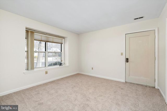 2 FERNWOOD CT, Columbus, NJ 08022