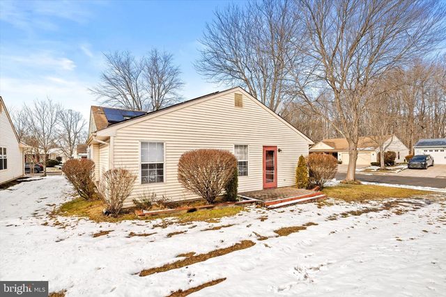 2 FERNWOOD CT, Columbus, NJ 08022