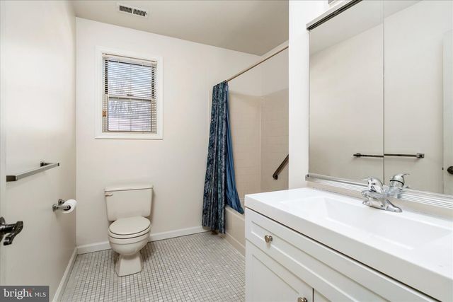 2 FERNWOOD CT, Columbus, NJ 08022