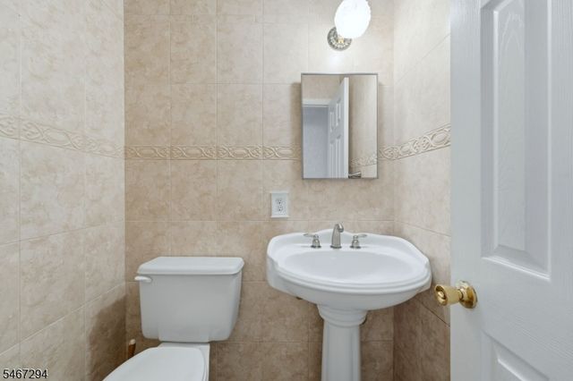 14 Whitaker Pl, West Caldwell Twp., NJ 07006