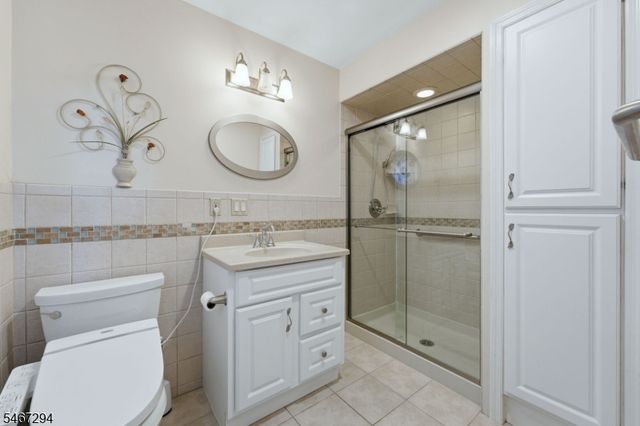 14 Whitaker Pl, West Caldwell Twp., NJ 07006