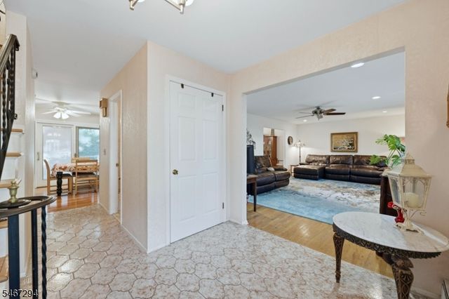 14 Whitaker Pl, West Caldwell Twp., NJ 07006