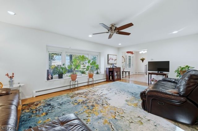 14 Whitaker Pl, West Caldwell Twp., NJ 07006