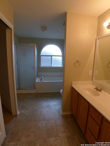 8915 SCARLET CRK, Universal City, TX 78148