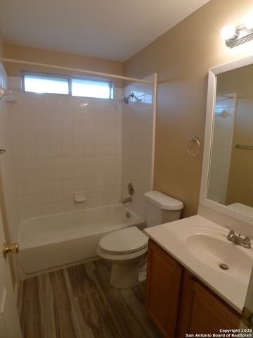 8915 SCARLET CRK, Universal City, TX 78148