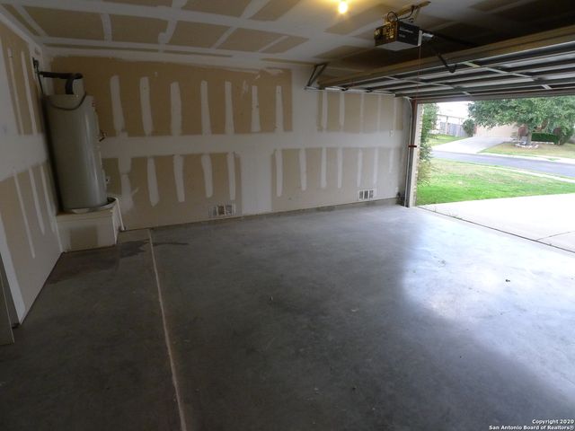 8915 SCARLET CRK, Universal City, TX 78148