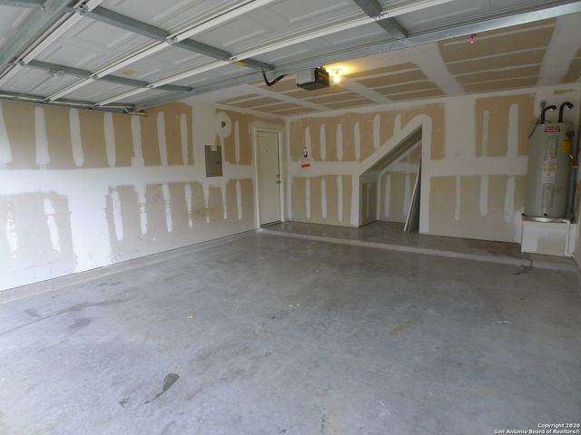 8915 SCARLET CRK, Universal City, TX 78148