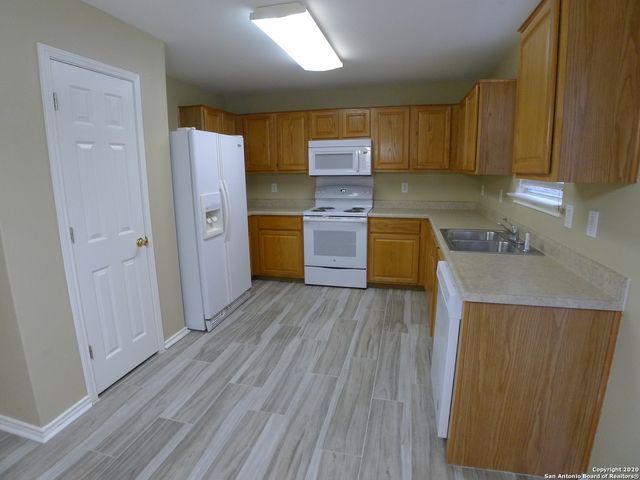 8915 SCARLET CRK, Universal City, TX 78148