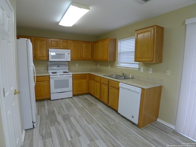 8915 SCARLET CRK, Universal City, TX 78148