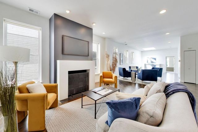 643 W Melrose Street 3, Chicago, IL 60657