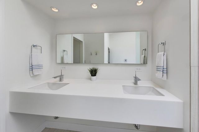 643 W Melrose Street 3, Chicago, IL 60657