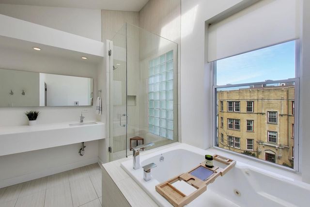 643 W Melrose Street 3, Chicago, IL 60657