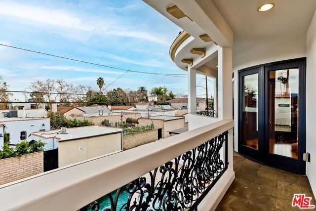 332 S Almont Drive, Beverly Hills, CA 90211