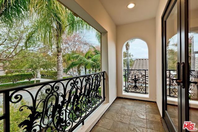 332 S Almont Drive, Beverly Hills, CA 90211