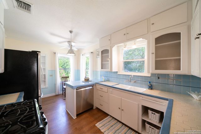 128 E Elmview Pl, Alamo Heights, TX 78209