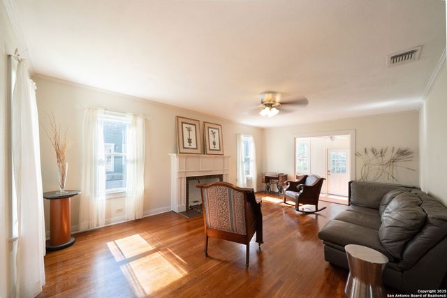 128 E Elmview Pl, Alamo Heights, TX 78209