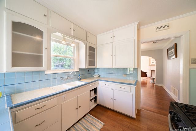 128 E Elmview Pl, Alamo Heights, TX 78209