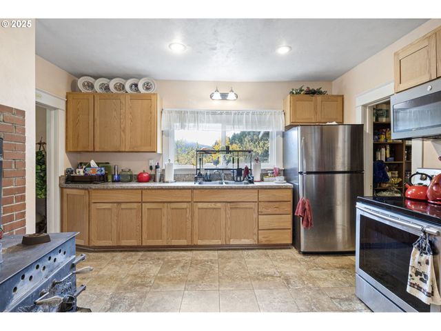 27403 STATE HIGHWAY 38, Elkton, OR 97436