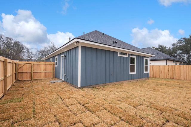 205 Lock Lane, Bryan, TX 77803