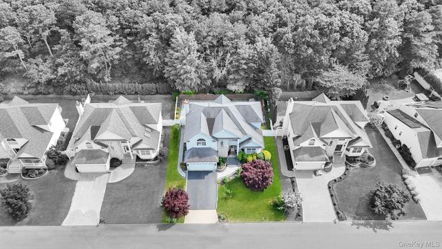 33 Peachtree Court, Holtsville, NY 11742