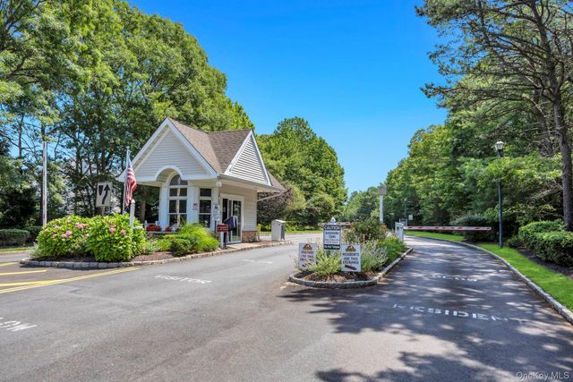 33 Peachtree Court, Holtsville, NY 11742