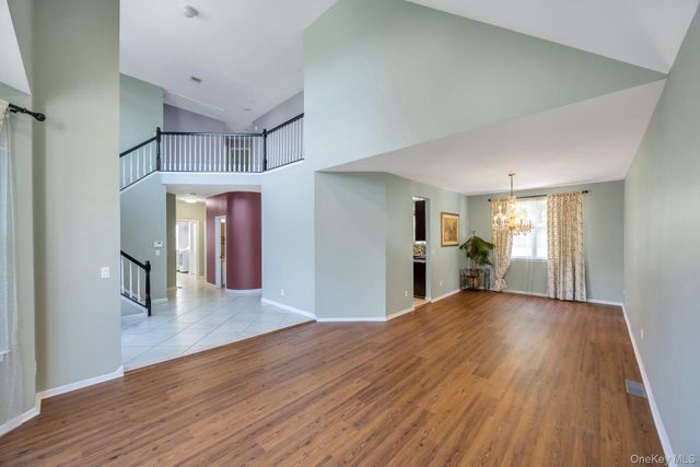 33 Peachtree Court, Holtsville, NY 11742