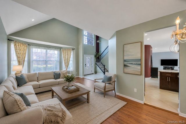 33 Peachtree Court, Holtsville, NY 11742