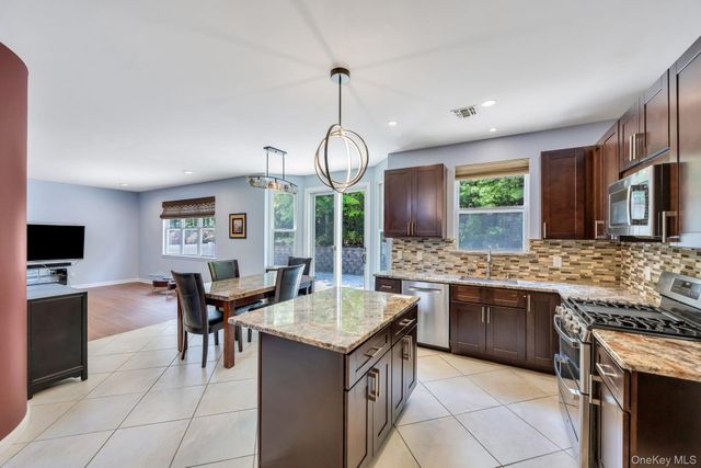 33 Peachtree Court, Holtsville, NY 11742