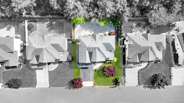 33 Peachtree Court, Holtsville, NY 11742