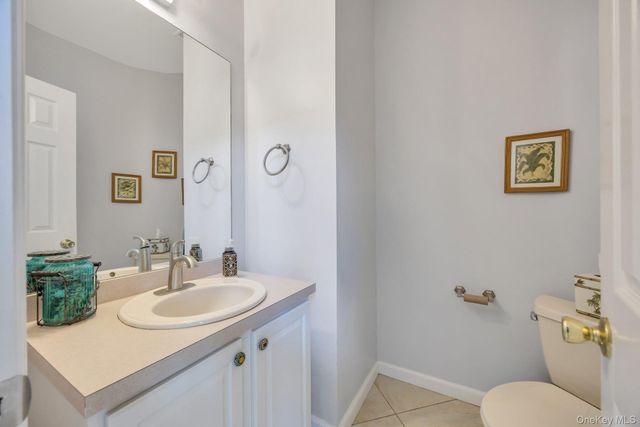 33 Peachtree Court, Holtsville, NY 11742