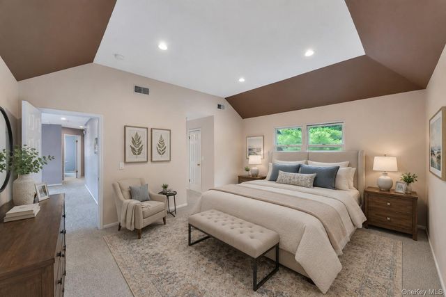 33 Peachtree Court, Holtsville, NY 11742
