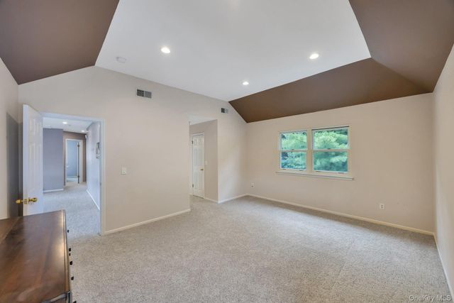 33 Peachtree Court, Holtsville, NY 11742