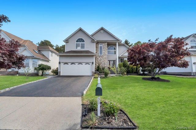 33 Peachtree Court, Holtsville, NY 11742