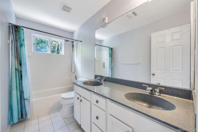 33 Peachtree Court, Holtsville, NY 11742