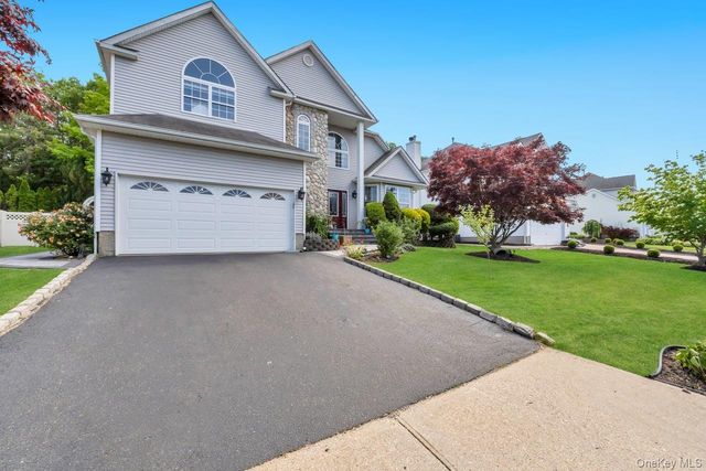 33 Peachtree Court, Holtsville, NY 11742