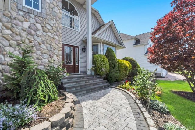 33 Peachtree Court, Holtsville, NY 11742