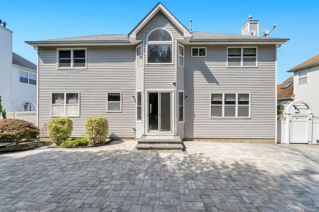 33 Peachtree Court, Holtsville, NY 11742
