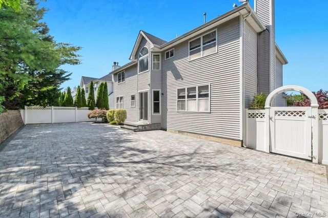 33 Peachtree Court, Holtsville, NY 11742