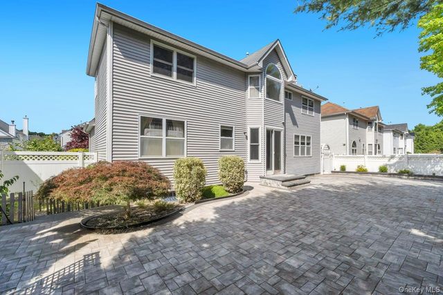 33 Peachtree Court, Holtsville, NY 11742