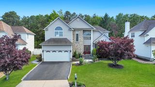 33 Peachtree Court, Holtsville, NY 11742