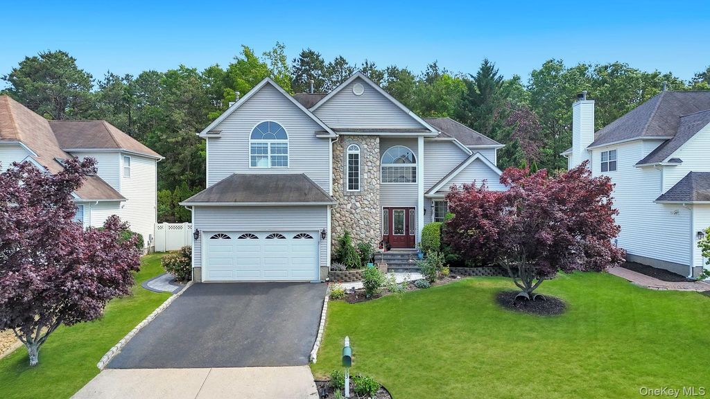 33 Peachtree Court, Holtsville, NY 11742