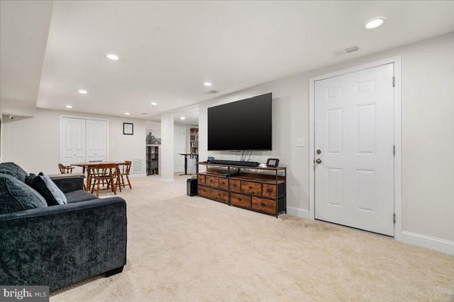 208 MOUNTAIN LAKE DR, Front Royal, VA 22630