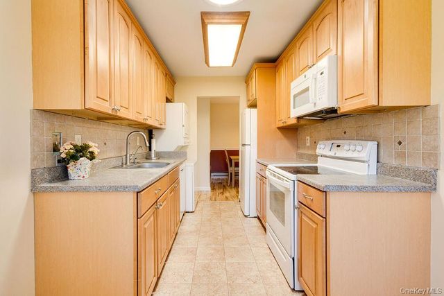 604 Cabot Court E 604, Saint James, NY 11780