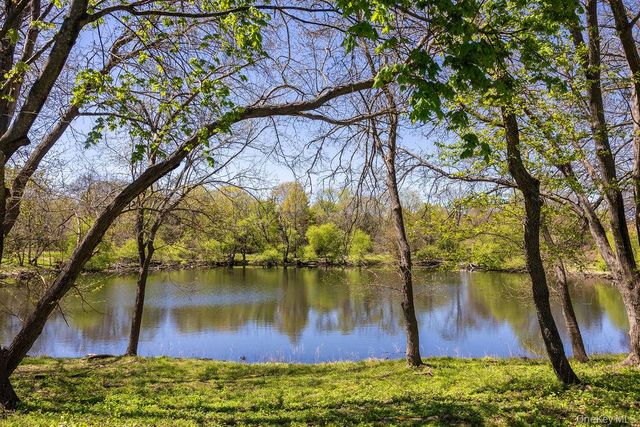 604 Cabot Court E 604, Saint James, NY 11780