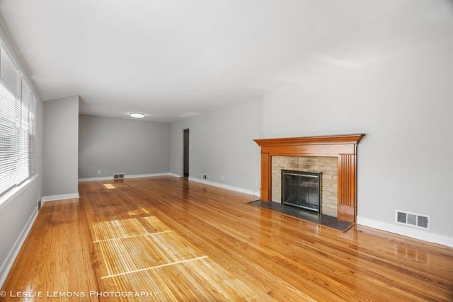 329 E 8th Avenue, Naperville, IL 60563