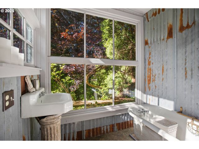 91755 LEWIS AND CLARK Rd, Astoria, OR 97103