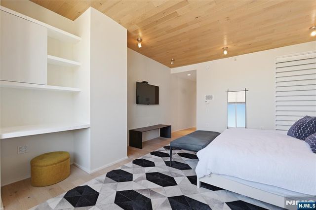 1008 Hudson Park, Edgewater, NJ 07020