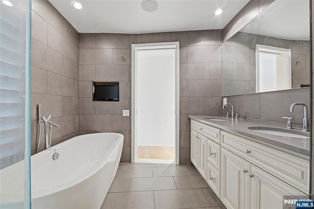 1008 Hudson Park, Edgewater, NJ 07020