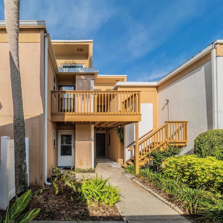 1051 S HIGHLAND STREET 7E, Mount Dora, FL 32757